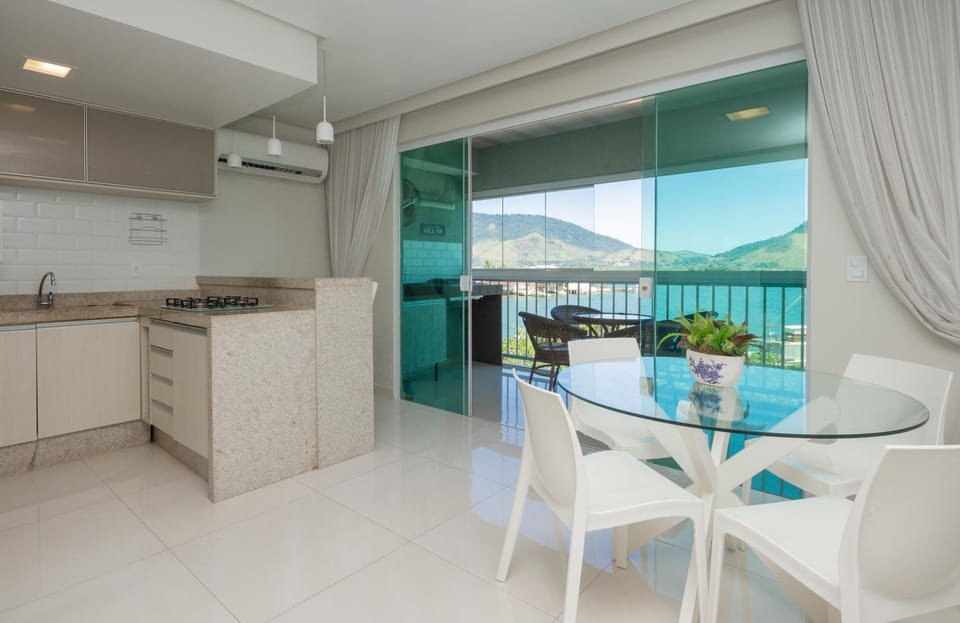 Kitchen or kitchenette, Dining area, air conditioner