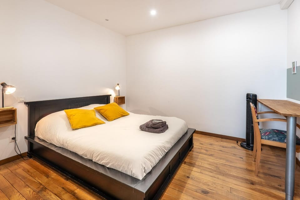 Bed, Photo of the whole room, Bedroom