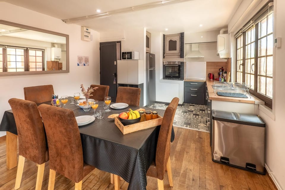 Kitchen or kitchenette, Living room, Food and drinks, Seating area, Dining area, Food, oven, stove