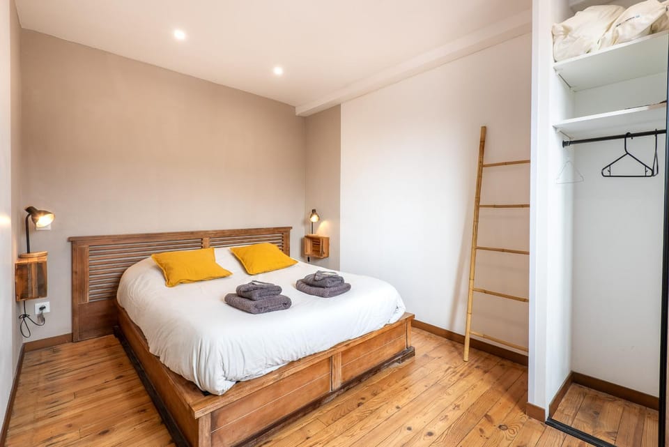 Bed, Photo of the whole room, Bedroom, towels, wardrobe