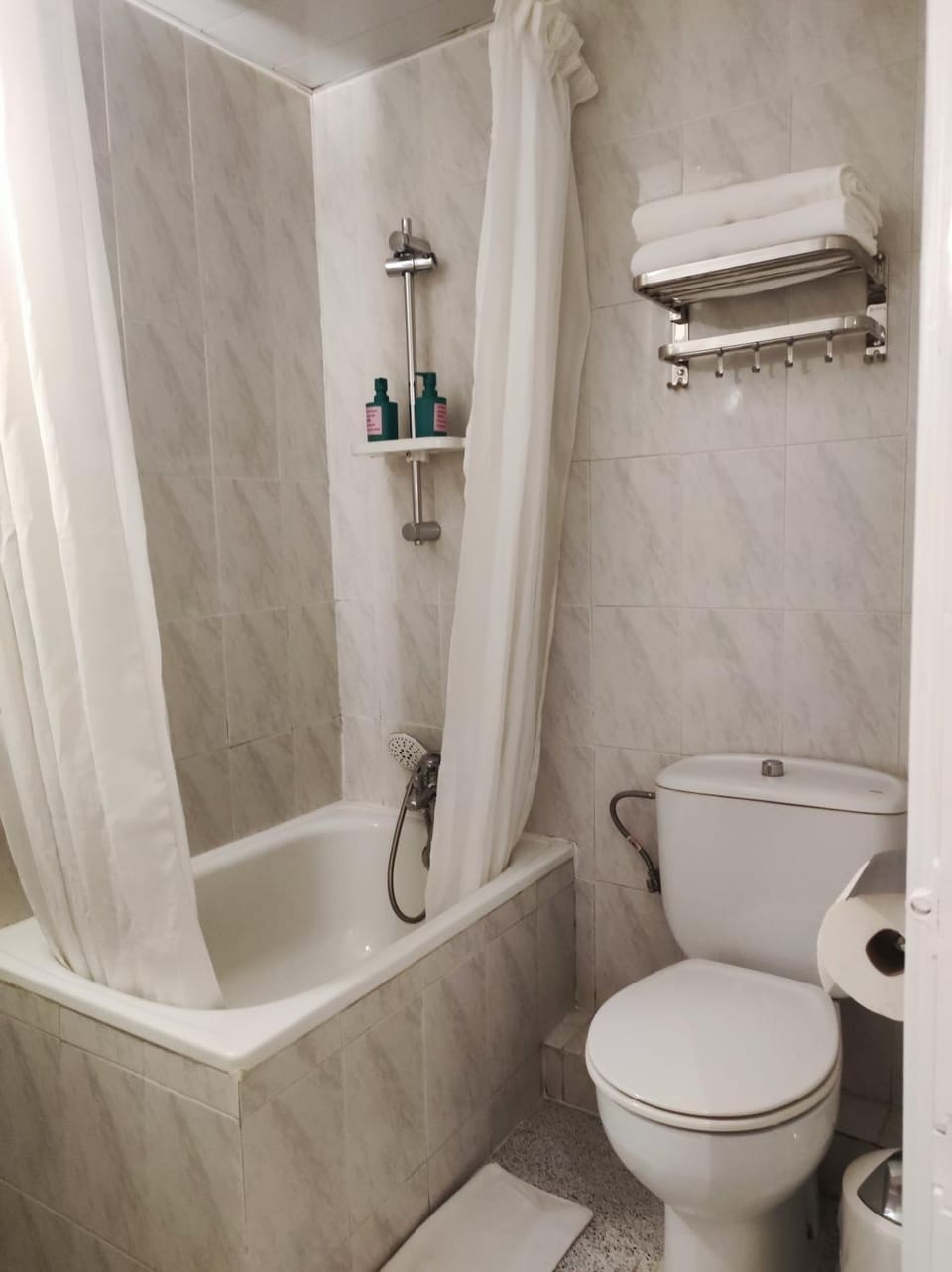 Shower, Toilet, Bathroom, Bath, towels
