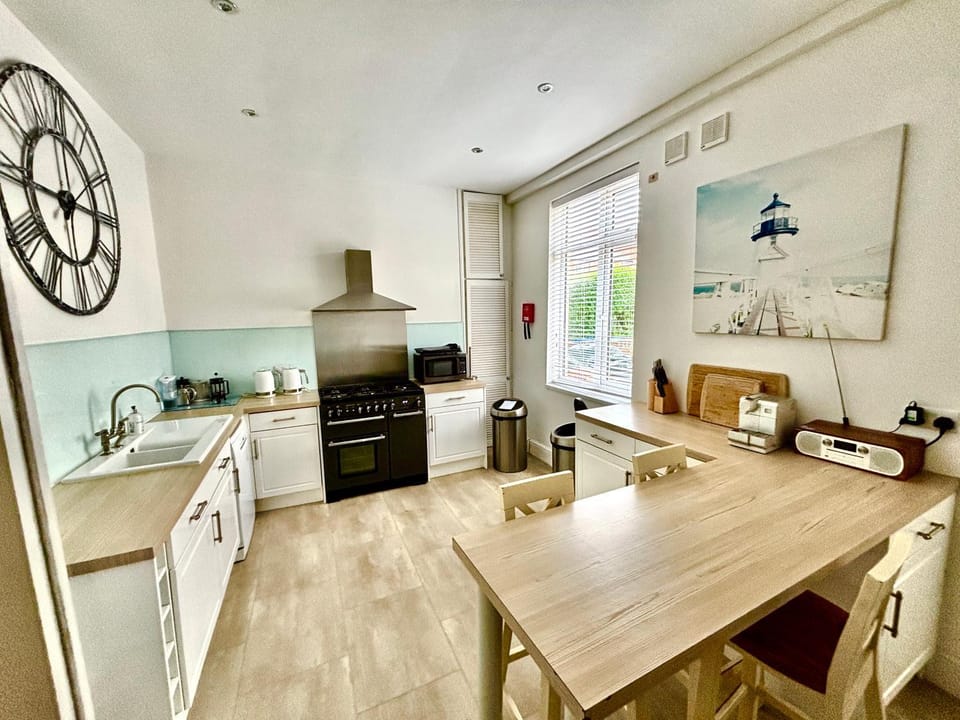 Kitchen or kitchenette, Dining area, oven, pet friendly, stove