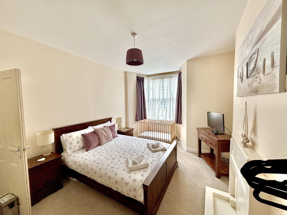 Tidesreach Filey, sleeps 13, close to beach House in Filey