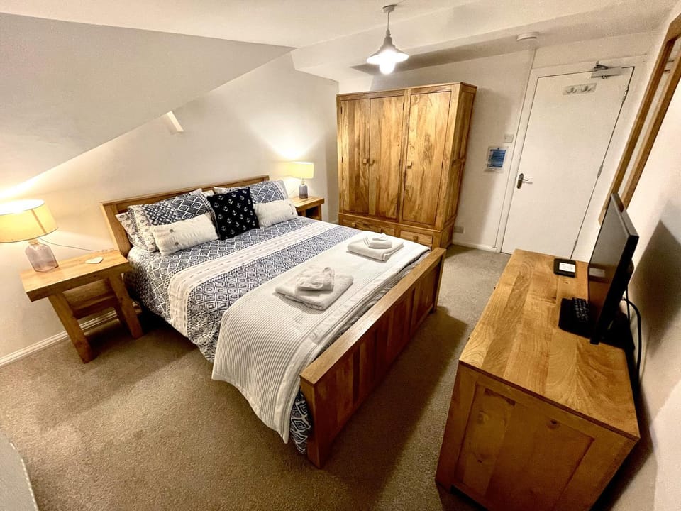 Bed, TV and multimedia, Photo of the whole room, Bedroom, towels, wardrobe