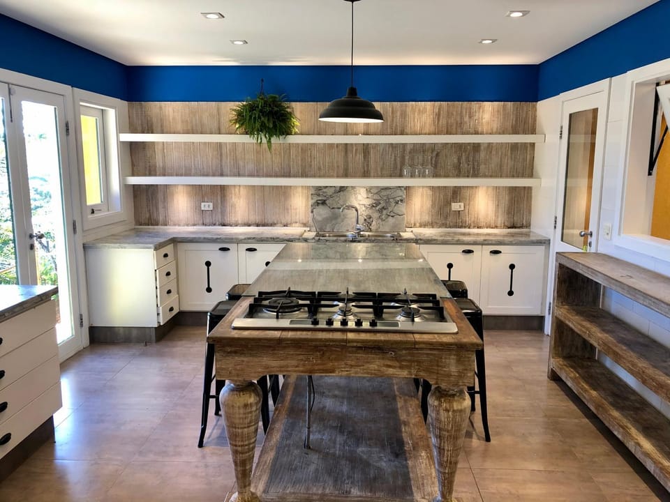 Kitchen or kitchenette, Lounge or bar