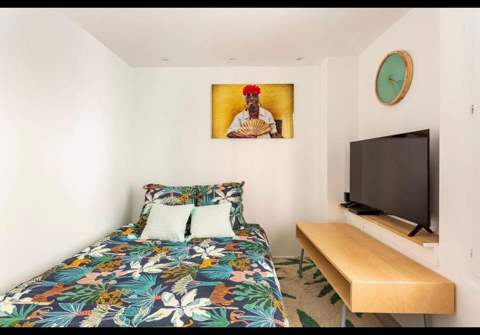 Communal lounge/ TV room, Bed, TV and multimedia, Bedroom