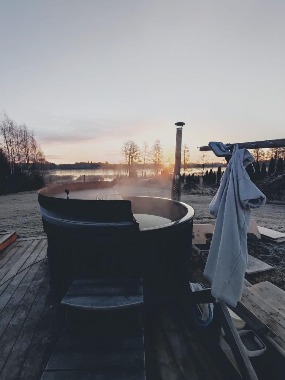 Natural landscape, Hot Tub, Lake view, Sunrise, sunbed, towels