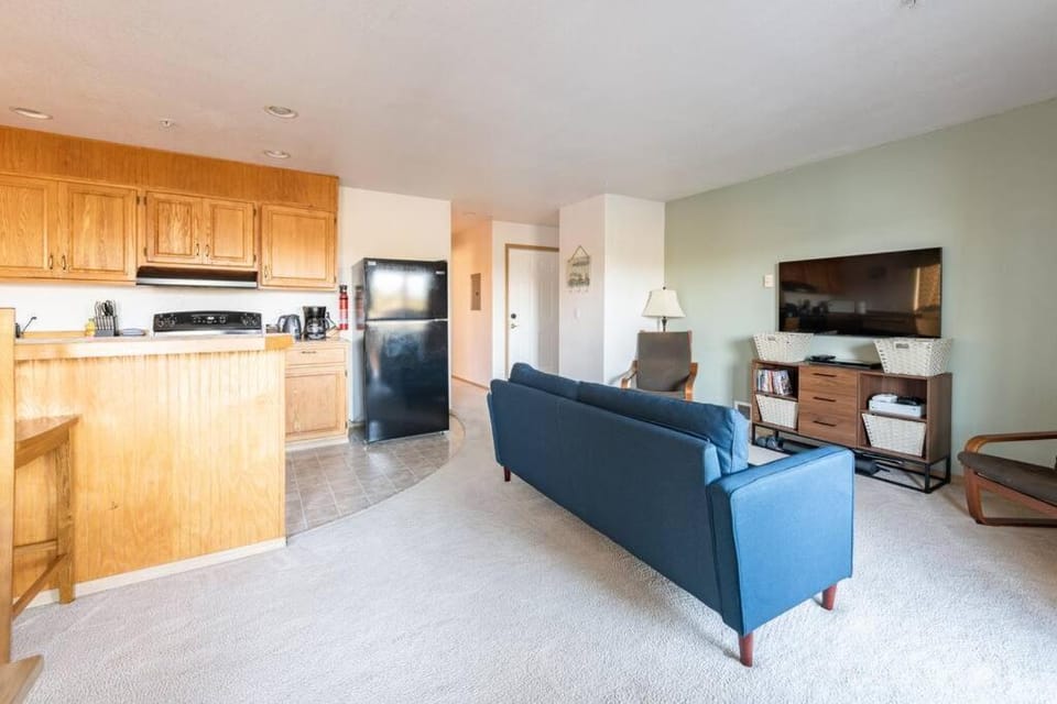 Cozy 2 bedroom condo walking distance from the beach Apartment in Ocean Shores