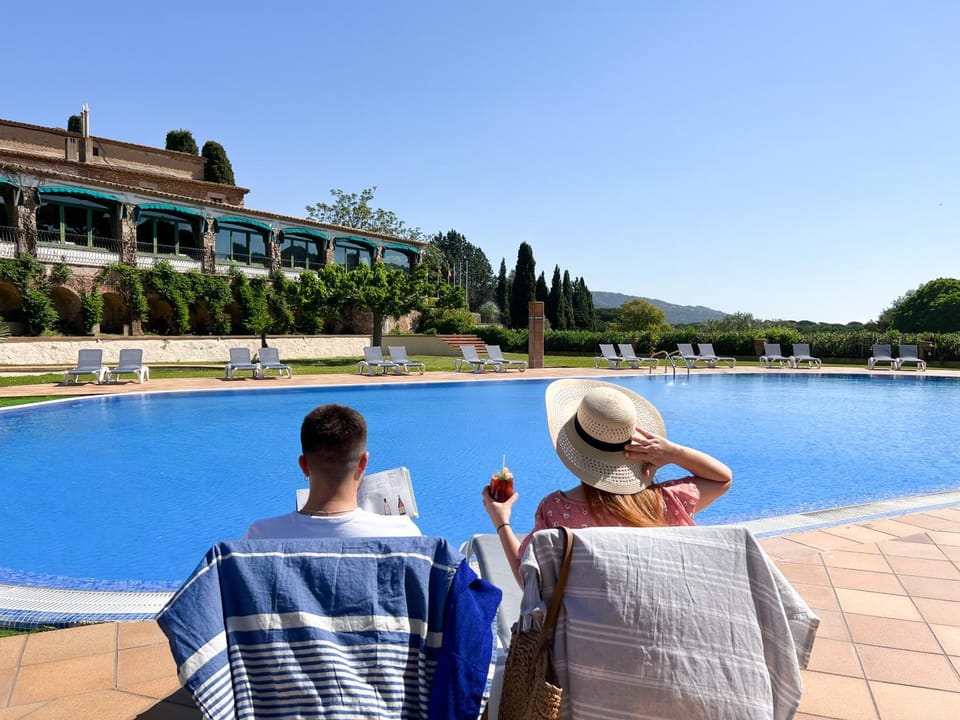 Swimming pool, sunbed