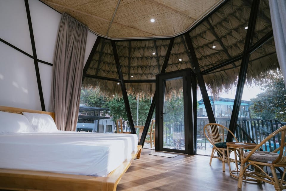 Bed, View (from property/room), Balcony/Terrace, Photo of the whole room, Seating area, Bedroom