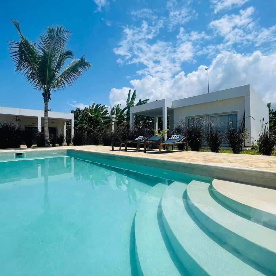 Property building, Day, Pool view, Swimming pool, Swimming pool, sunbed