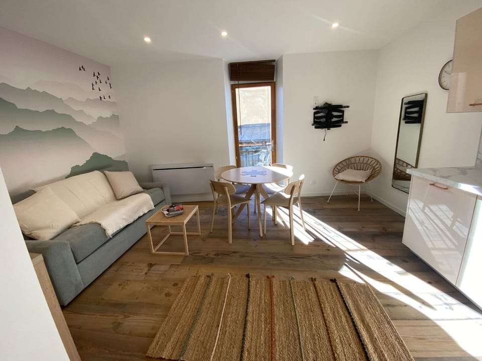 Living room, Seating area, Dining area