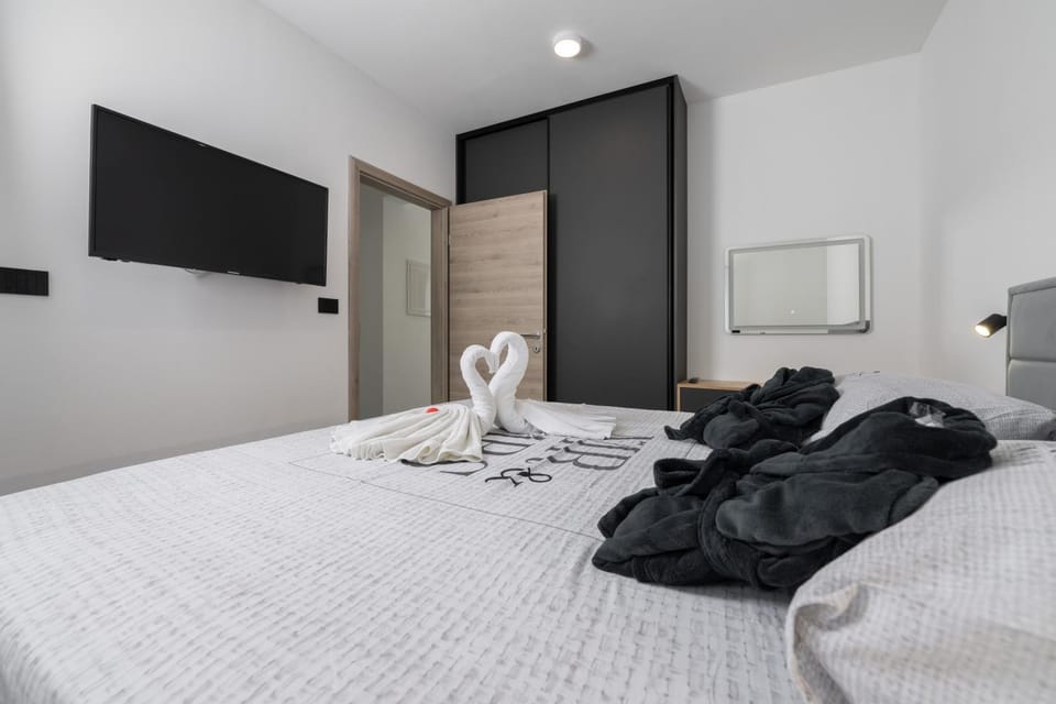 Bed, TV and multimedia, Bedroom, towels