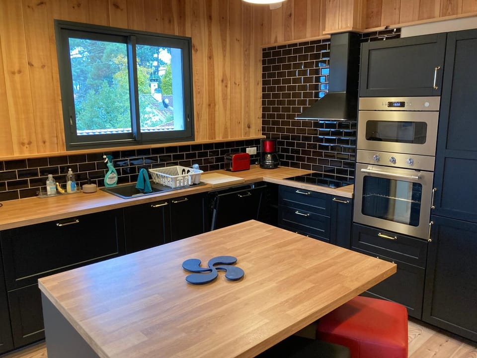 Kitchen or kitchenette, minibar, pet friendly, stove
