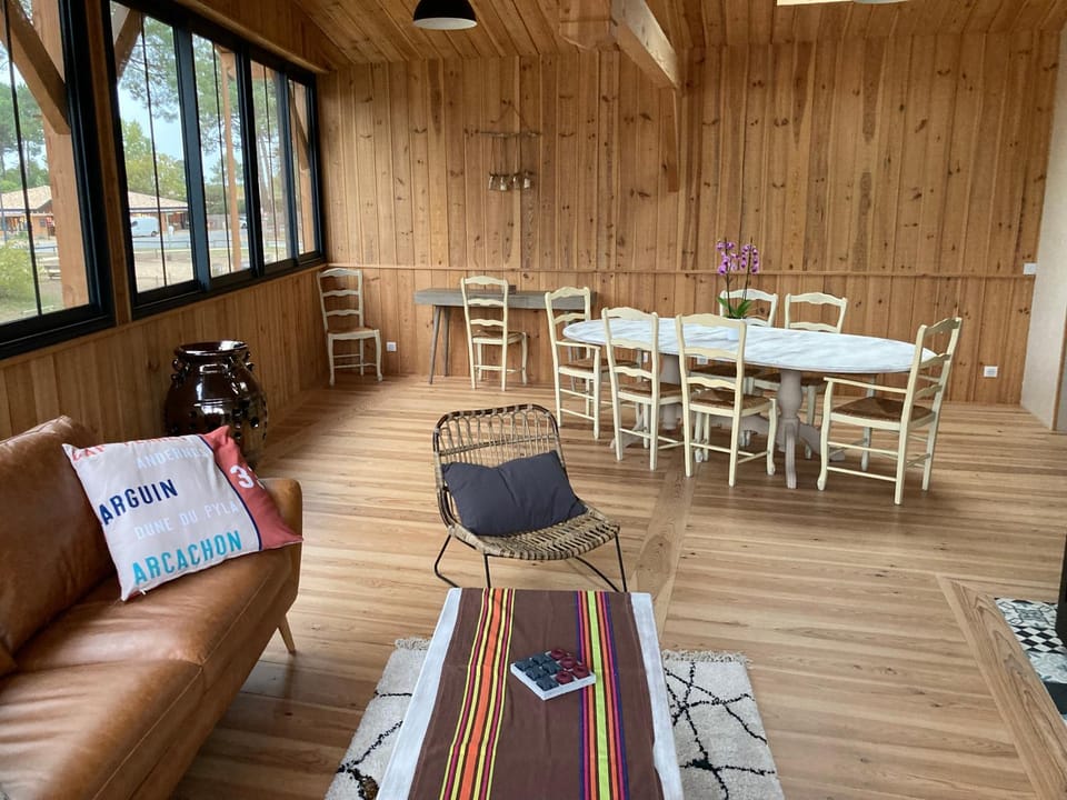 Seating area, Dining area