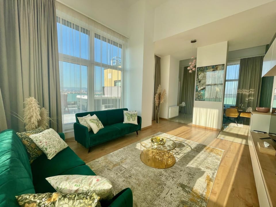 TV and multimedia, Kitchen or kitchenette, Living room, Seating area