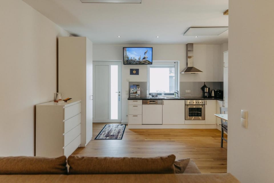 TV and multimedia, Kitchen or kitchenette, minibar, oven, stove