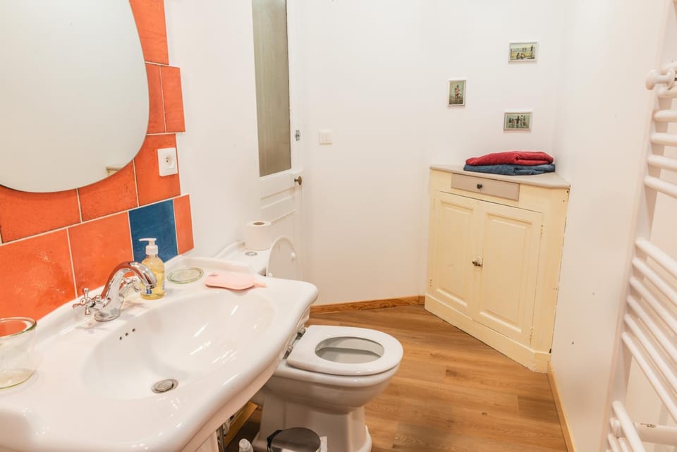 Toilet, Bathroom, towels