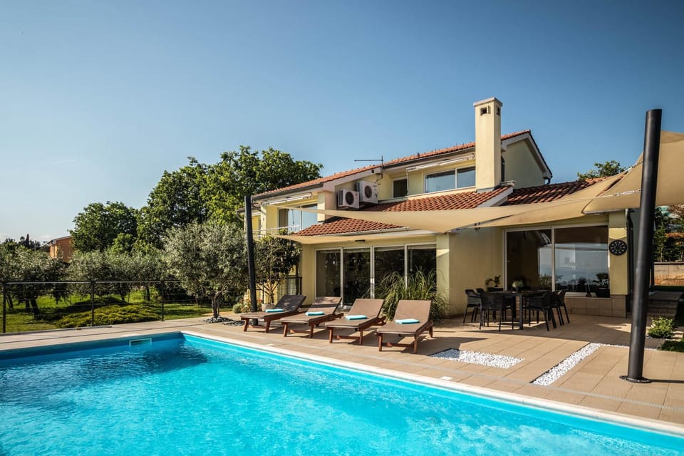 Patio, Garden, Garden view, Pool view, Swimming pool, Location, sunbed