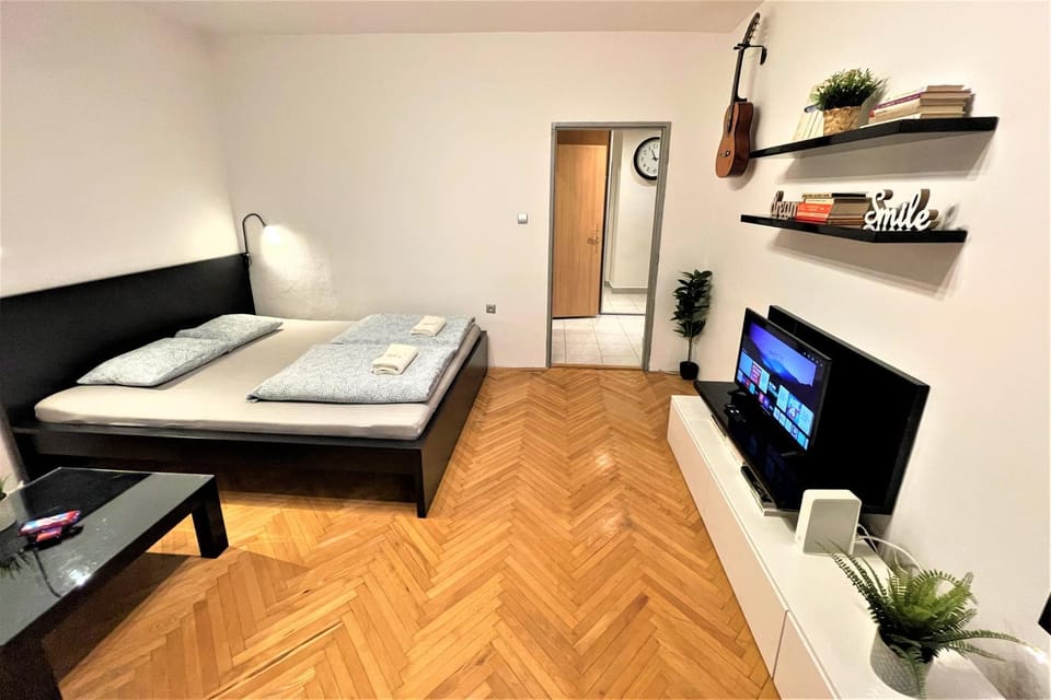 Bed, TV and multimedia, Bedroom
