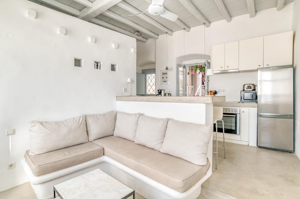 Kitchen or kitchenette, Living room, Seating area, stove, kitchen