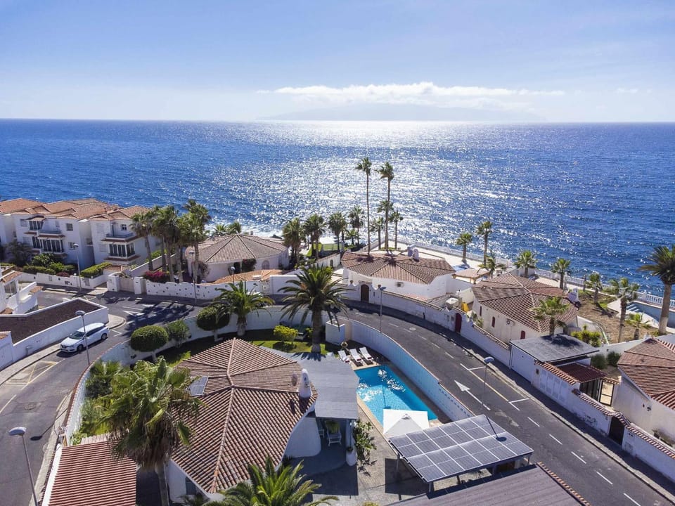Bird's eye view, Pool view, Sea view, Parking