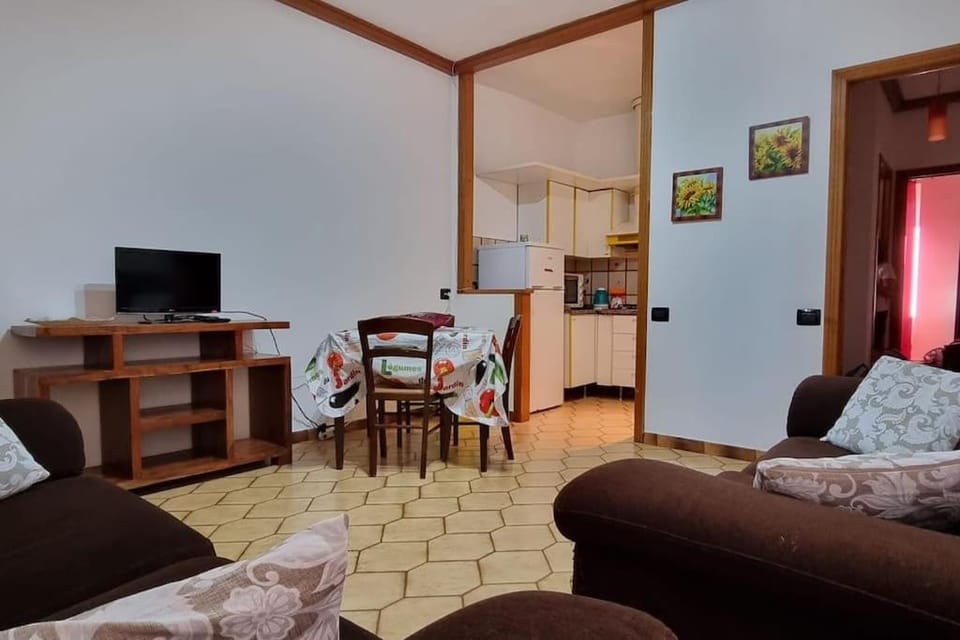 Communal lounge/ TV room, TV and multimedia, Living room, Seating area, Dining area, Evening entertainment