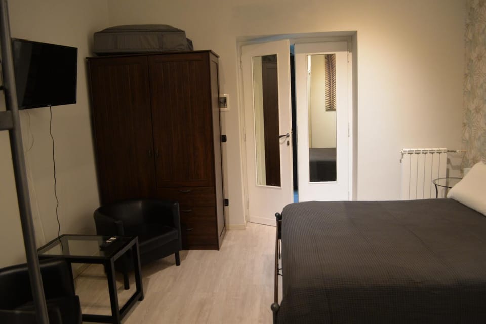 TV and multimedia, Photo of the whole room, Bedroom, wardrobe