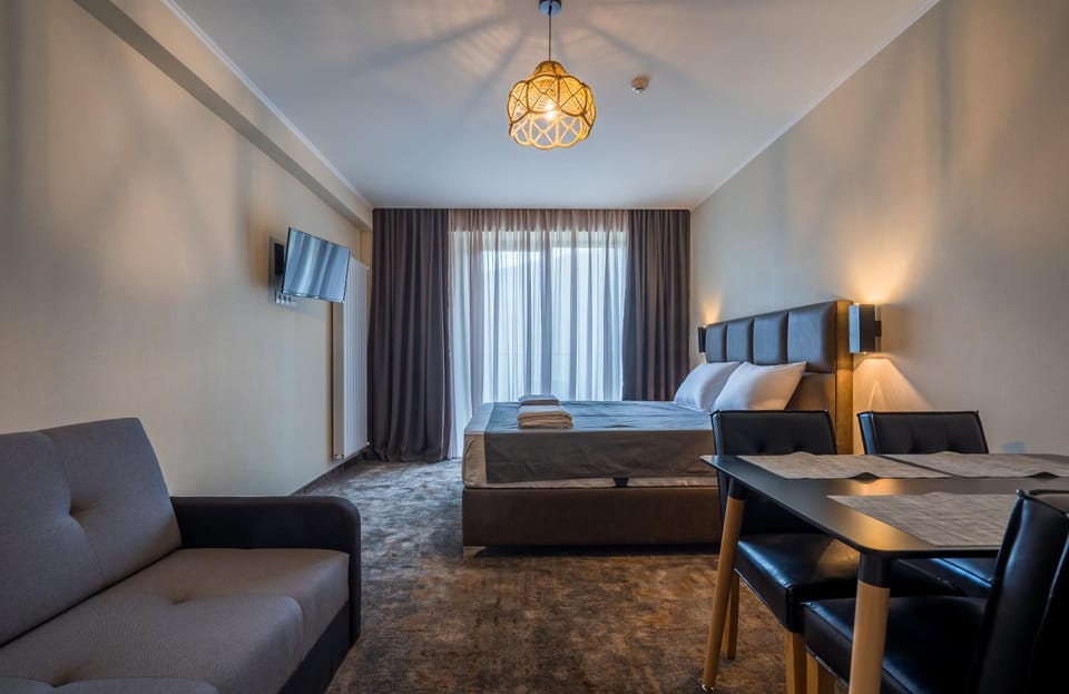 TV and multimedia, Photo of the whole room, Seating area, Bedroom