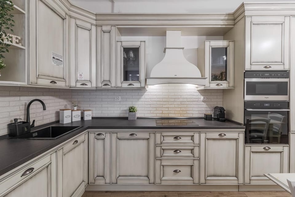 Coffee/tea facilities, Kitchen or kitchenette, dishwasher, oven, stove
