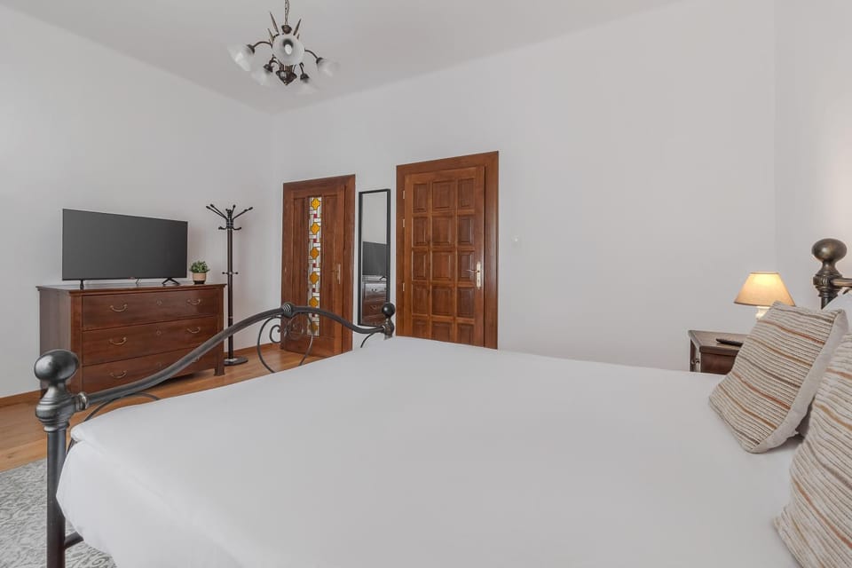 Bed, TV and multimedia, Bedroom