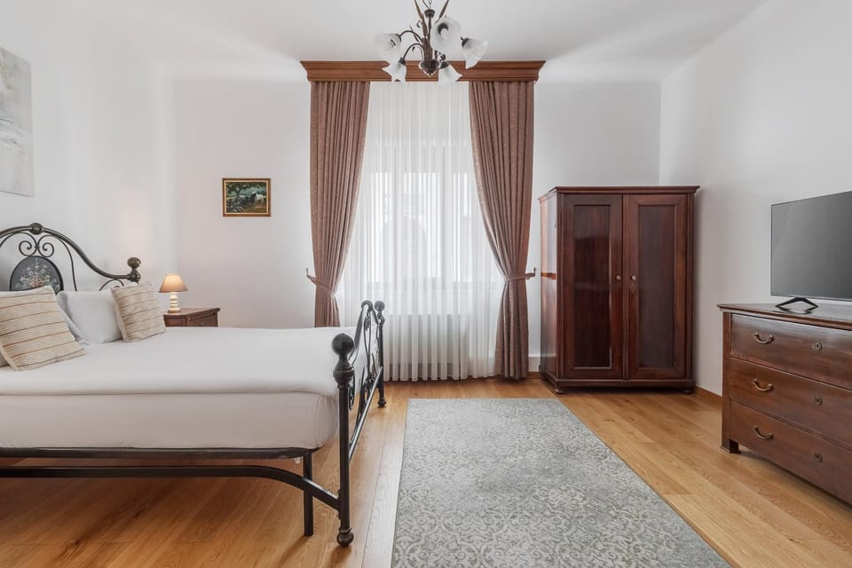Bed, TV and multimedia, Photo of the whole room, Bedroom