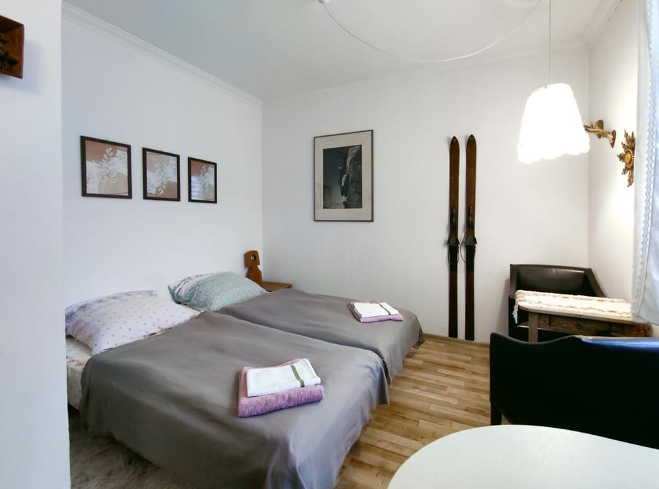 Bed, Photo of the whole room, Seating area, Bedroom