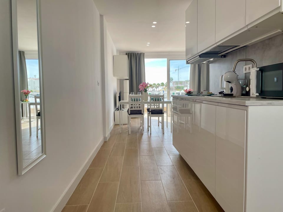 Coffee/tea facilities, Kitchen or kitchenette, dishwasher, minibar, stove