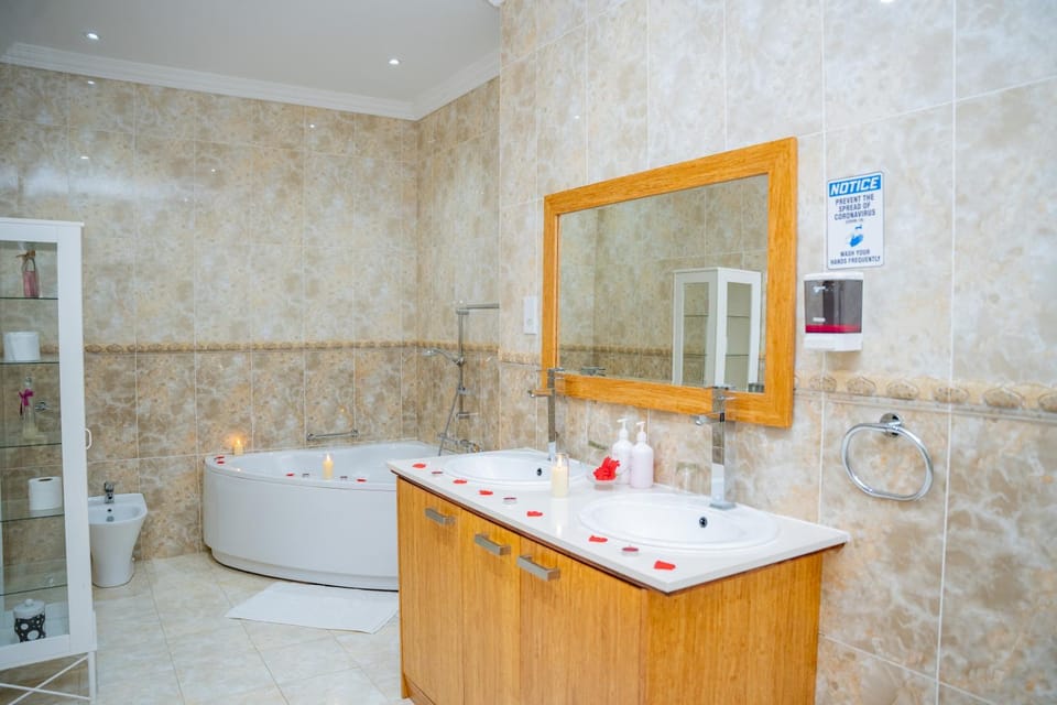 Bathroom, Decorative detail, Bath