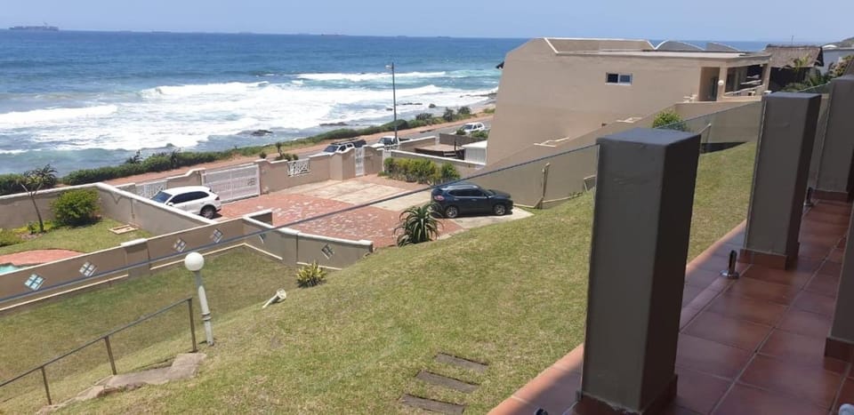 Property building, Day, Neighbourhood, Natural landscape, Garden, Beach, Sea view, Street view, Parking
