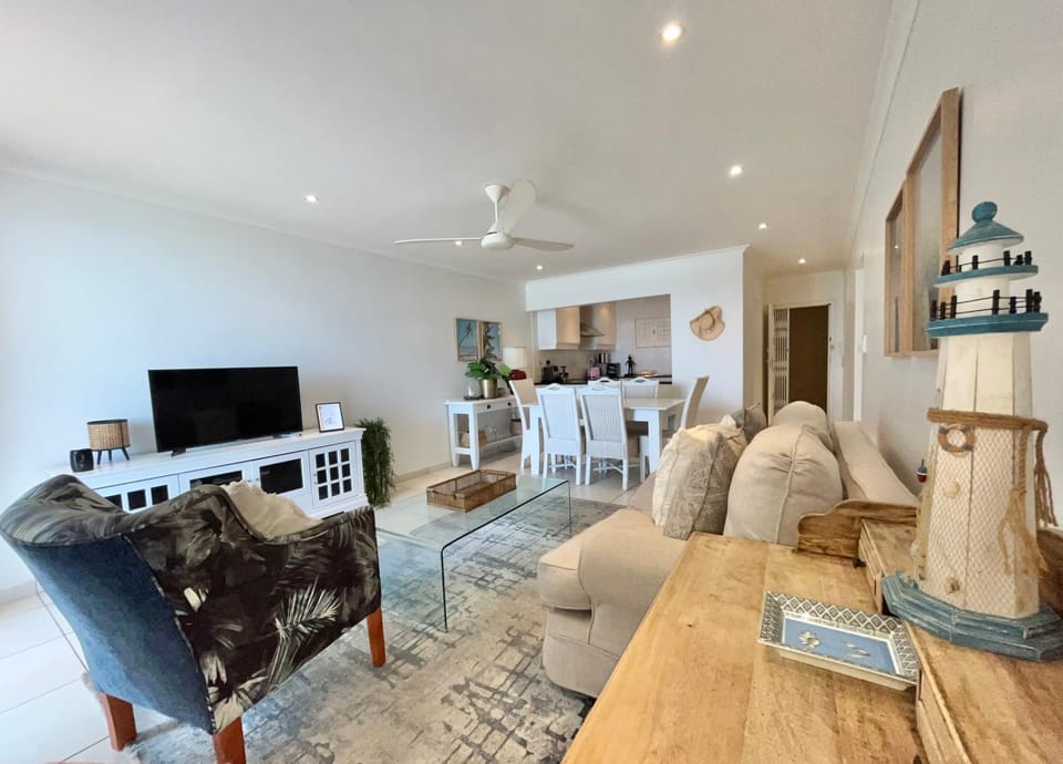 TV and multimedia, Kitchen or kitchenette, Living room, Seating area, Dining area