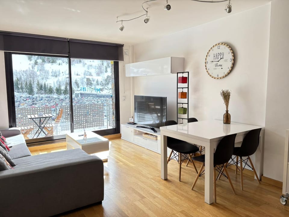 Communal lounge/ TV room, Living room, Dining area
