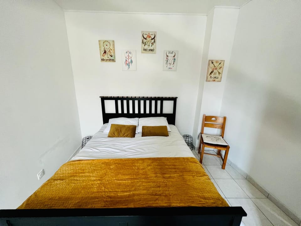 Bed, Photo of the whole room, Bedroom