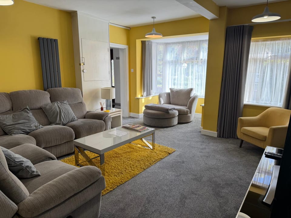 Huge 9 Bed Property Sleeps 17, Near NEC, City Centre, HS2 House in Metropolitan Borough of Solihull