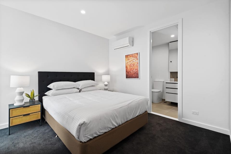 Modern Apartment on Burgundy precinct & Parklands Apartment in Melbourne