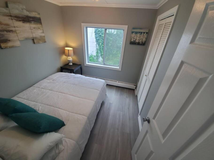 Beachy Bay Breeze Bungalow 2BR with parking and close to many amenities. Villa in West Haven