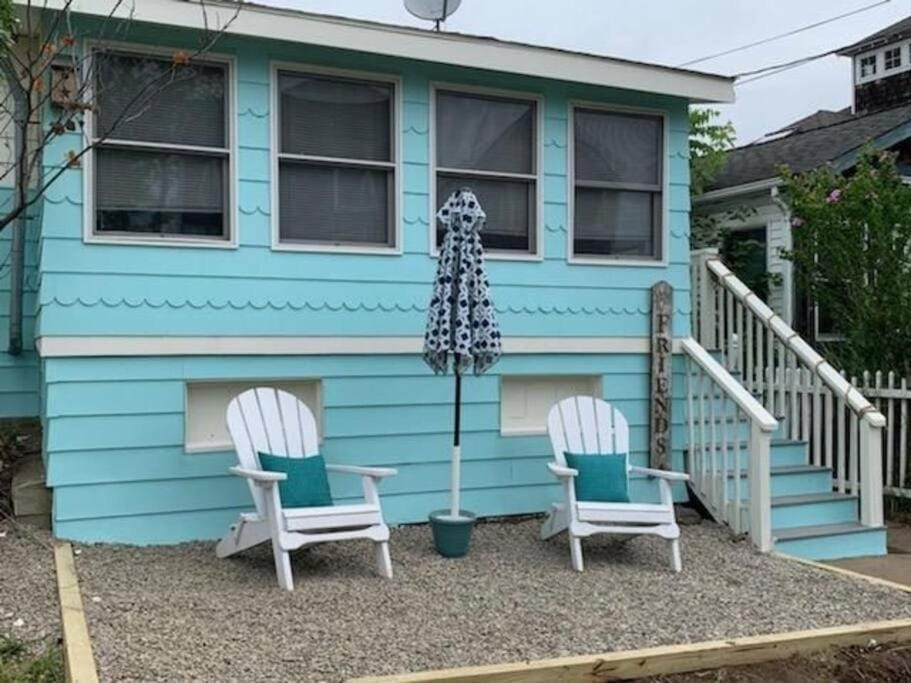 Beachy Bay Breeze Bungalow 2BR with parking and close to many amenities. Villa in West Haven
