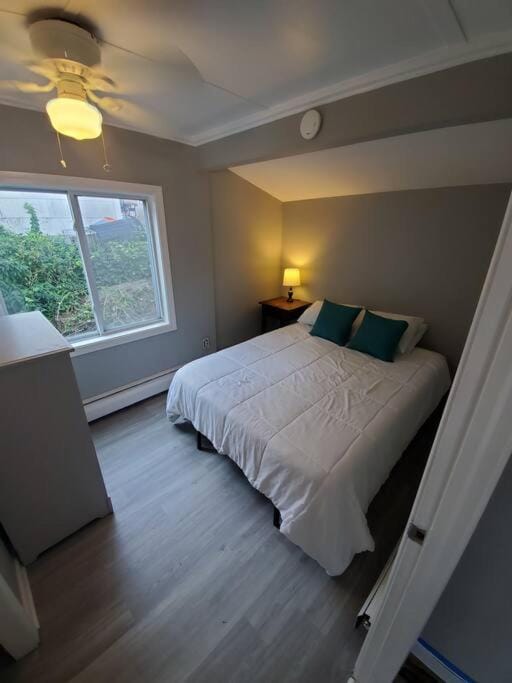 Beachy Bay Breeze Bungalow 2BR with parking and close to many amenities. Villa in West Haven