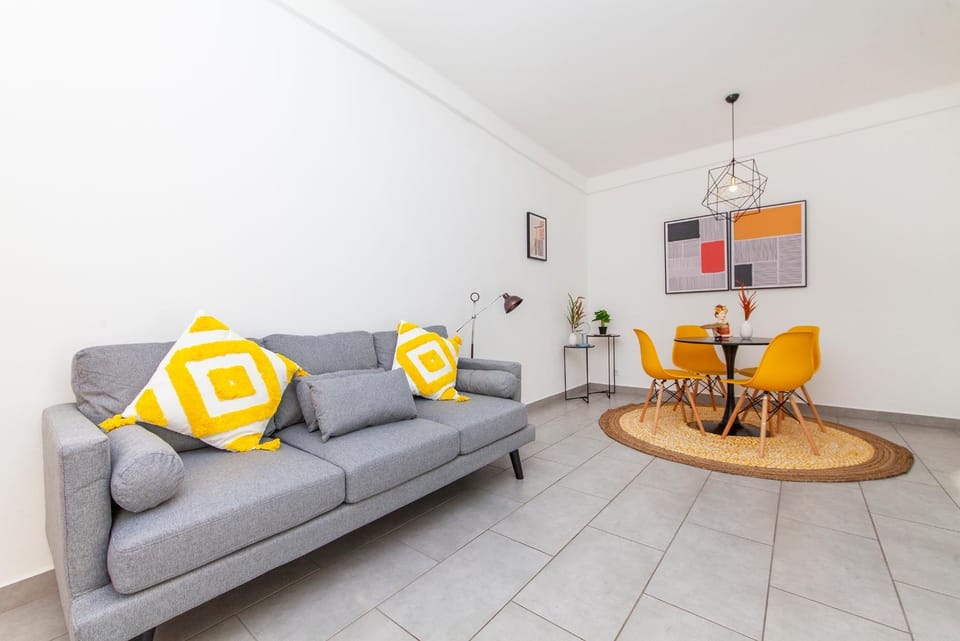 Kitchen or kitchenette, Living room, Seating area, Dining area