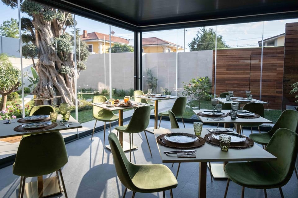 Restaurant/places to eat, Seating area, Breakfast
