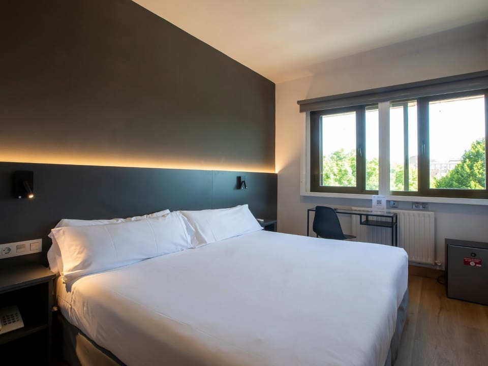 Spring, Bed, Off site, Bedroom, Garden view