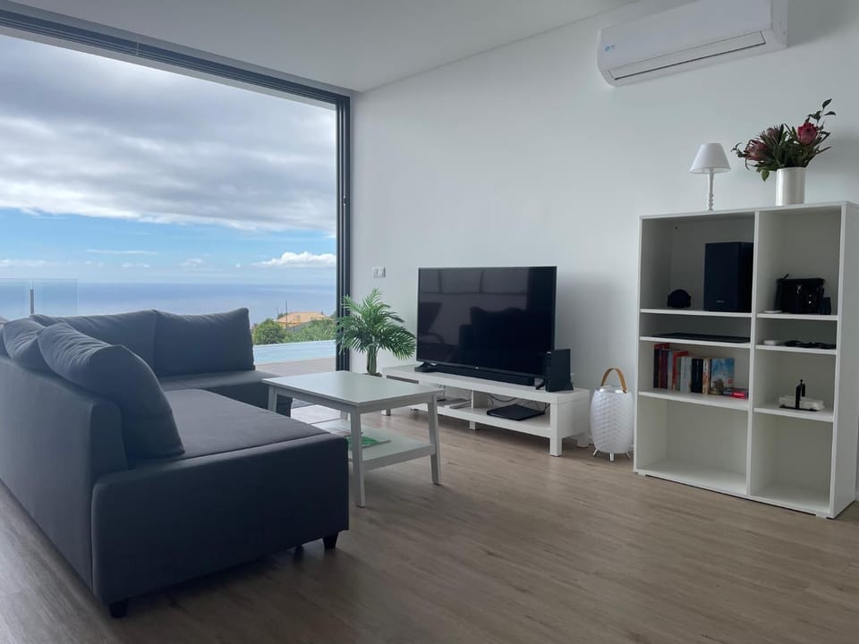TV and multimedia, View (from property/room), Living room, Seating area, Sea view