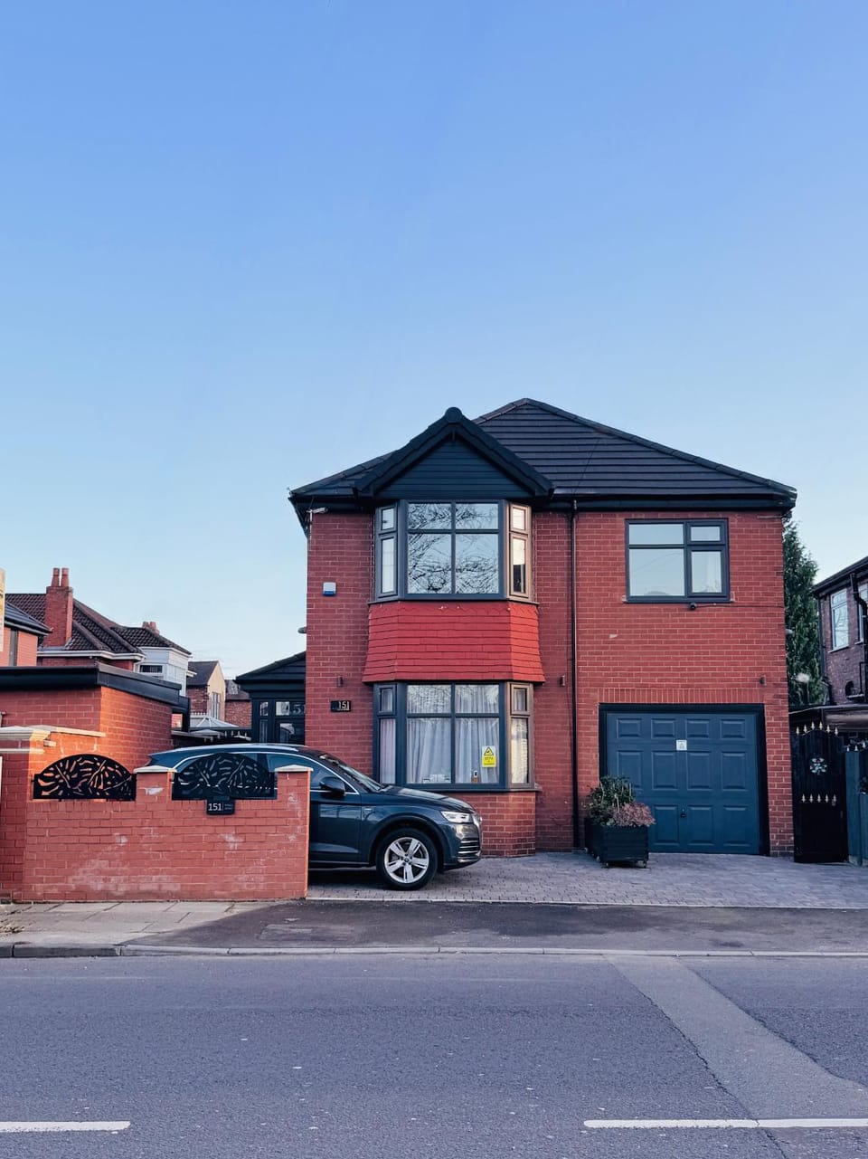 Property building, Day, Neighbourhood, Street view, Parking