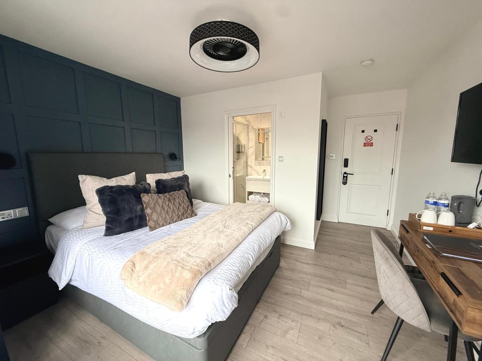 Shower, Toilet, Bed, Bathroom, TV and multimedia, Photo of the whole room, Business facilities, Bedroom, Area and facilities, towels